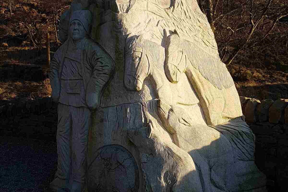 Airlie Monument : image 6