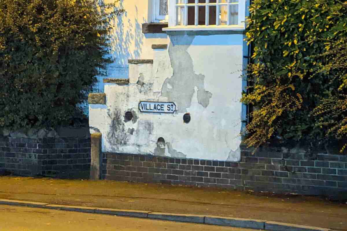 Derby Jamia Mosque (village street) : image 2