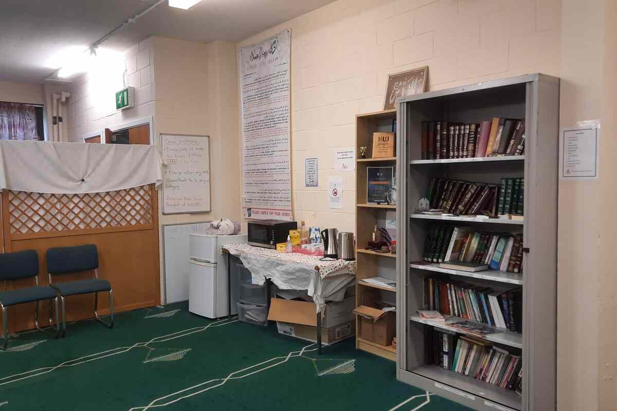 Muslim Prayer Room in Basement : image 1