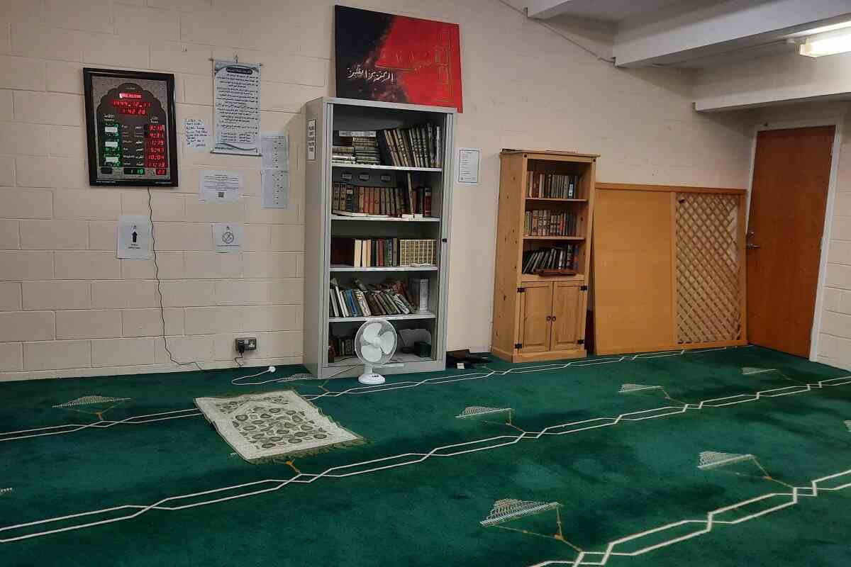 Muslim Prayer Room in Basement : image 3