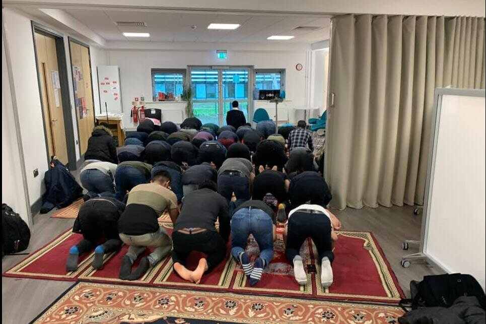 muslim-prayer-room-with-jummah