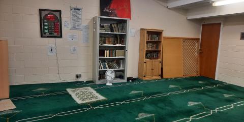 Muslim Prayer Room in Basement : image 3